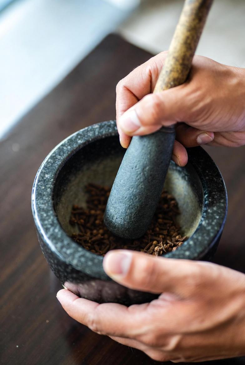 প্রাকৃতিক ত্বক পরিচর্যার ধারণা: সুস্থ ত্বকের আভা বজায় রাখতে লবঙ্গ ও নারকেল তেল কীভাবে ব্যবহার করবেন