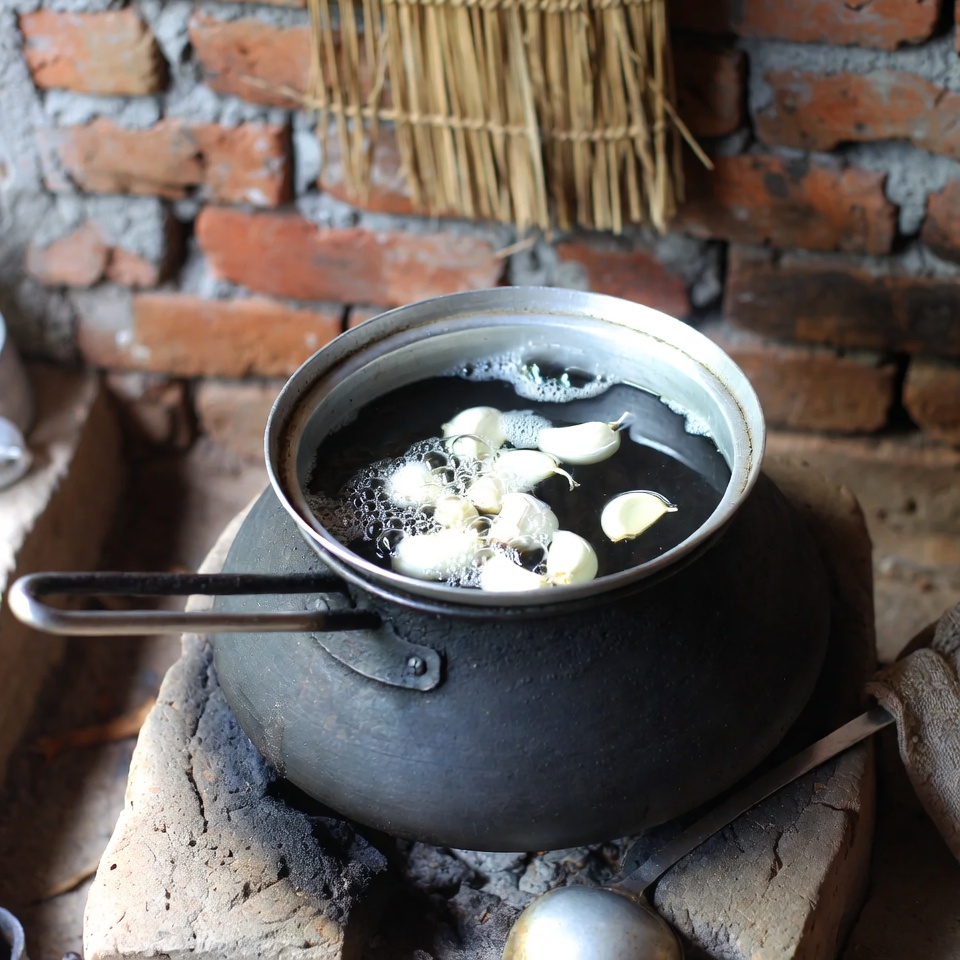 ঘুমাতে যাওয়ার আগে একটি পাত্রে রসুনের ৩টি কোয়া সিদ্ধ করুন: কী ঘটে