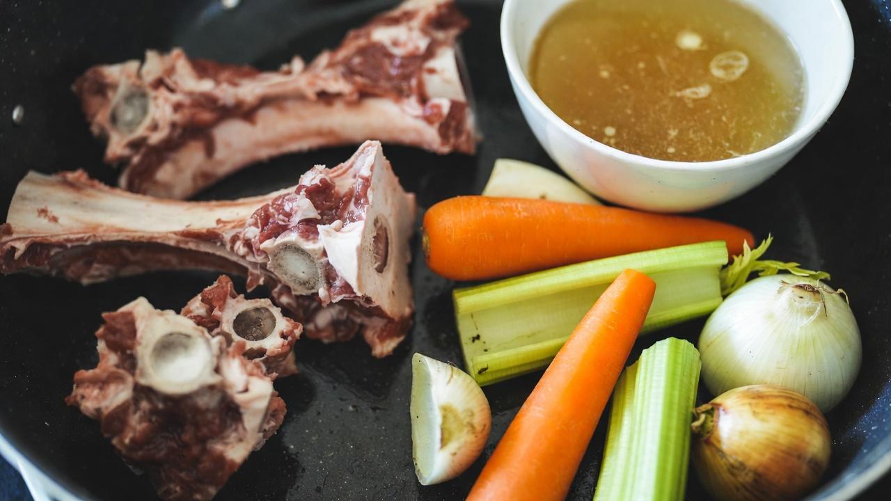 বয়স বাড়ার সাথে সাথে সন্ধির আরাম বজায় রাখতে কি বোন ব্রথ একটি প্রাকৃতিক উপায়?