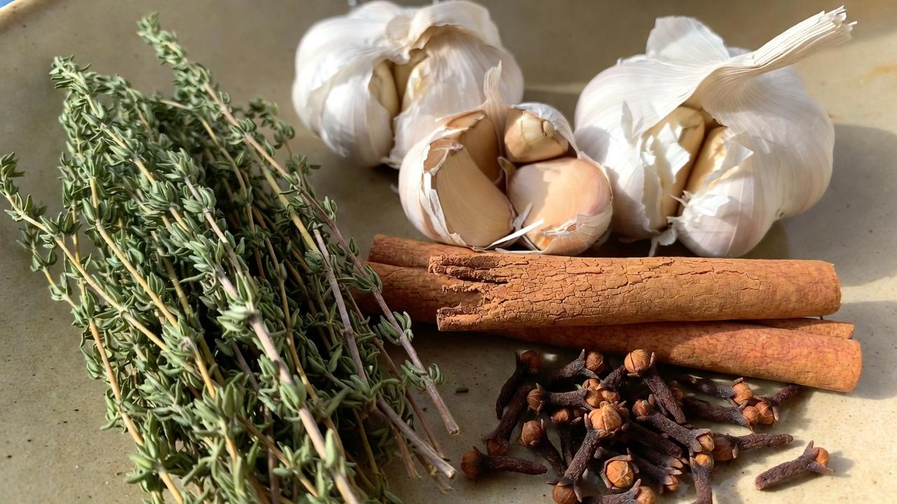 চার-শক্তির ভেষজ পানীয়: সহজ দৈনন্দিন চায়ে থাইম, রসুন, দারুচিনি এবং লবঙ্গের অনুসন্ধান